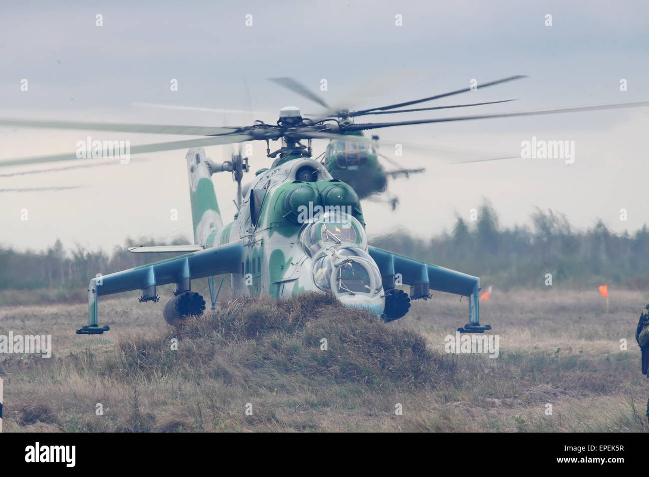 Shitomir, Ukraine - 29. September 2010: Ukrainische Armee Mi-24 Kampfhubschrauber während der militärischen Ausbildung Stockfoto