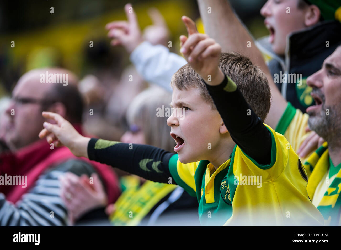 Young Norwich City Fußballfan feiert eine Ziel V Ipswich Stockfoto