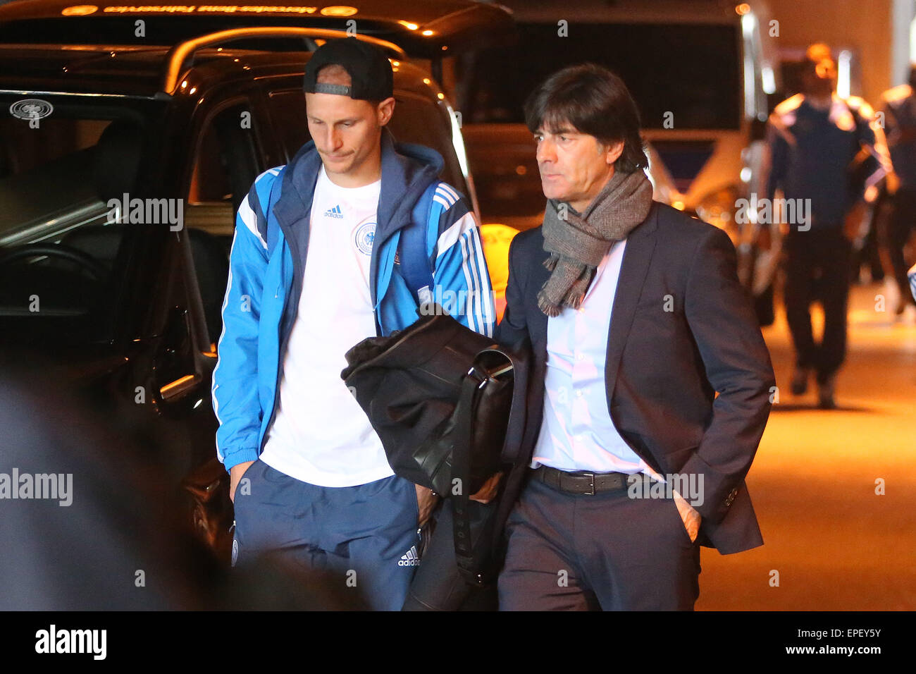 Deutsche Fußball Nationalmannschaft verlassen TXL Flughafen Berlin: Benedikt Hoewedes, Jogi Löw wo: Berlin, Deutschland: 13. November 2014 Credit: WENN.com Stockfoto