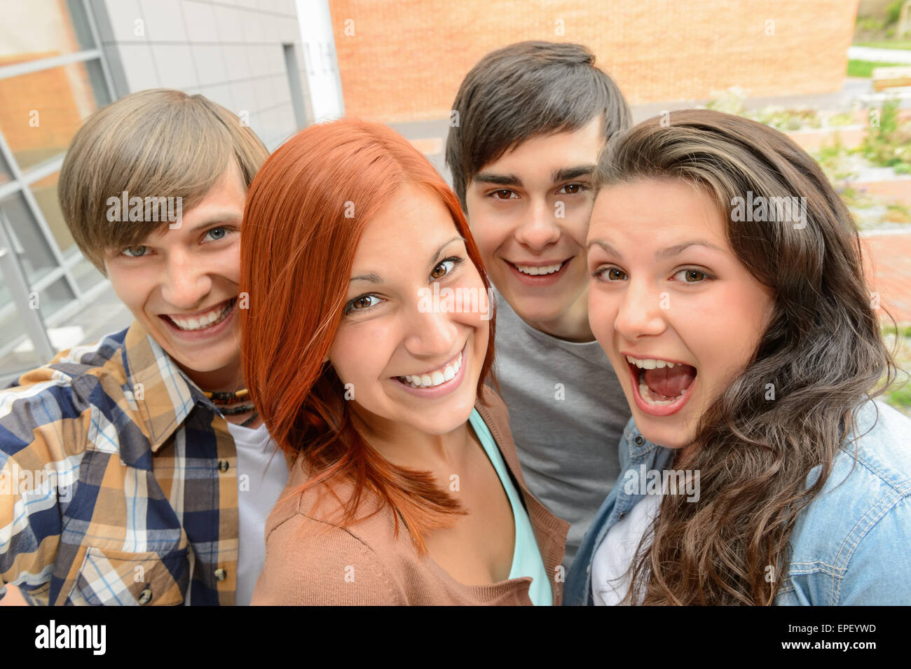 Fröhliche Studienfreunden nehmen selfie Stockfoto