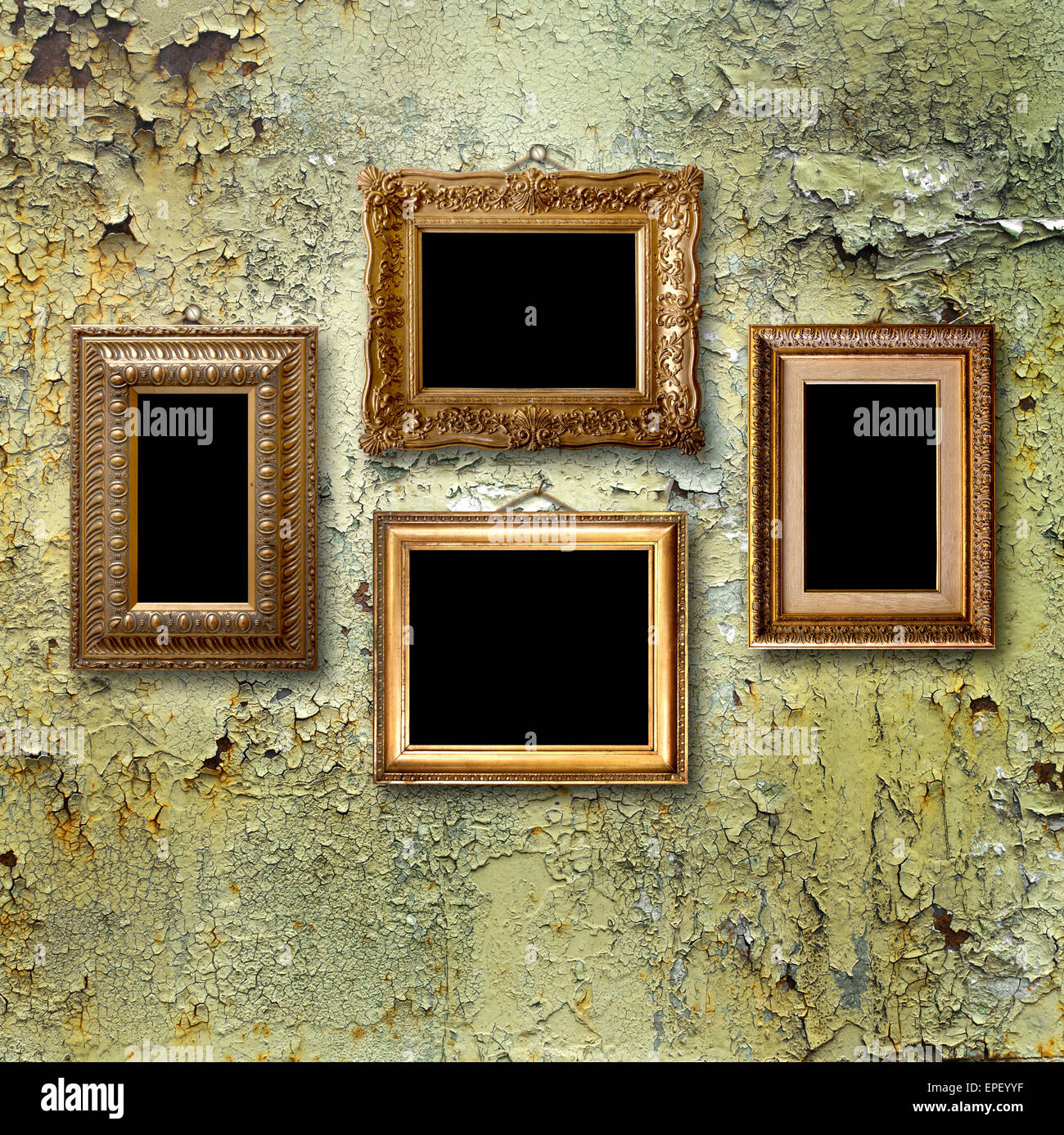 Vergoldeter Holzrahmen für Bilder auf alten rostigen Metall Wand Stockfoto