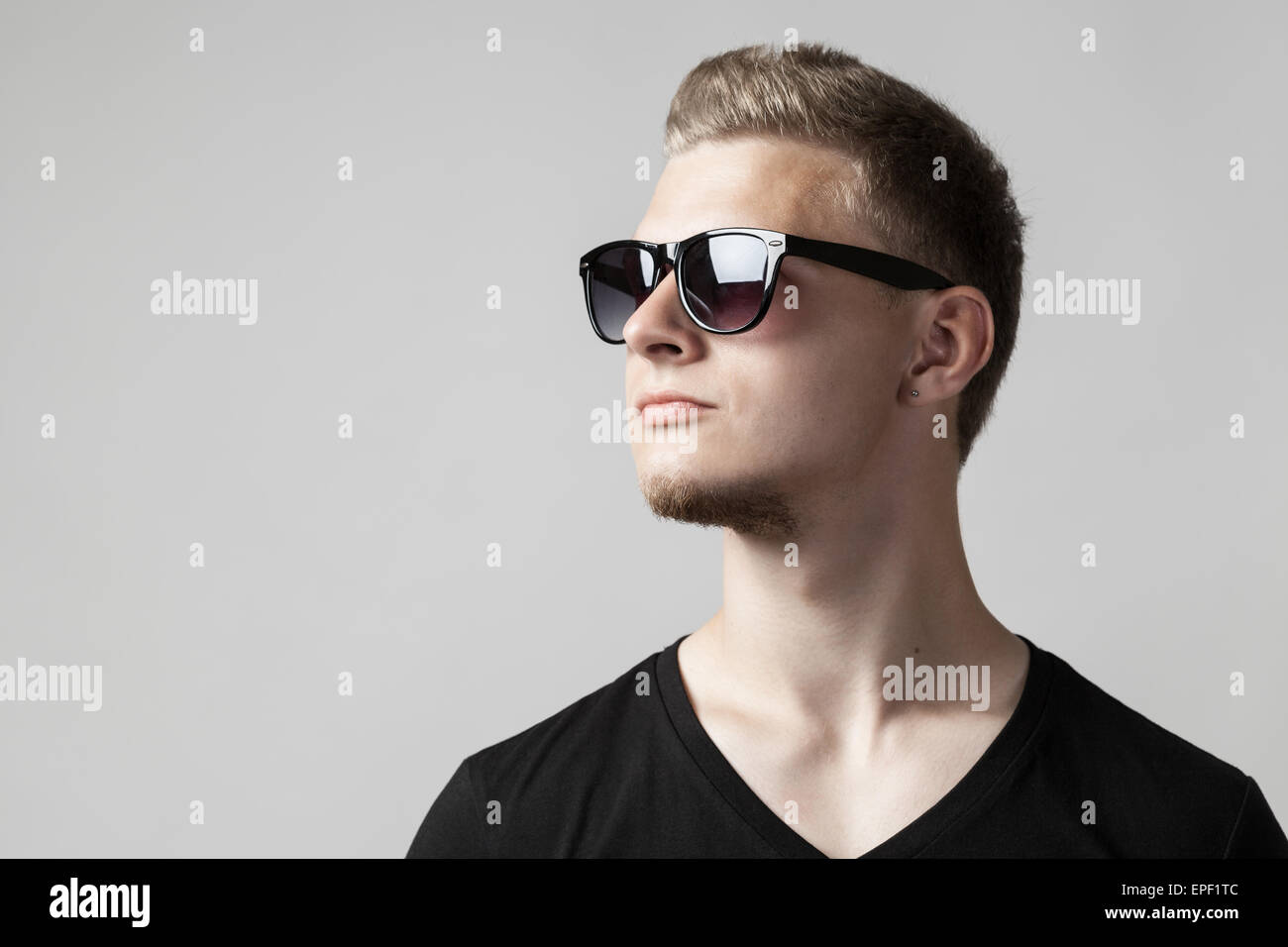 Porträt des jungen Mann mit Sonnenbrille, isoliert Stockfoto
