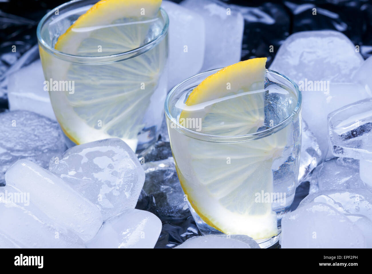 Russischer Wodka mit Zitrone Stockfoto