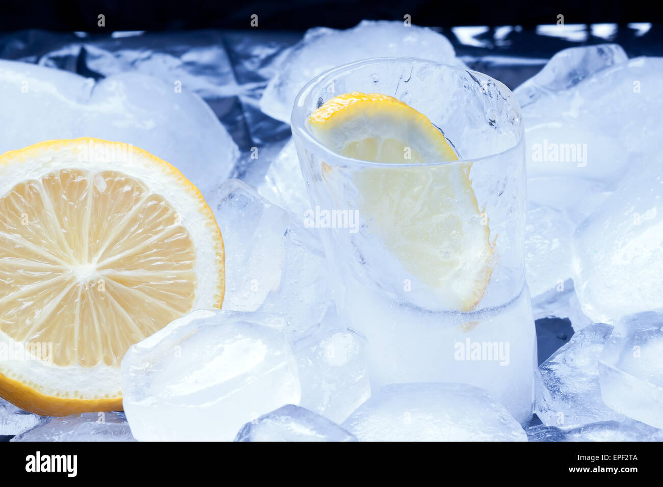 Russischer Vodka mit Zitrone gegossen in einem Glas aus Eis Stockfoto