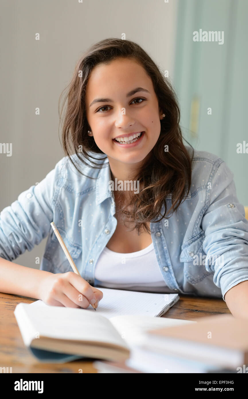 Teenager Studentin Studium an home lächelnd Stockfoto