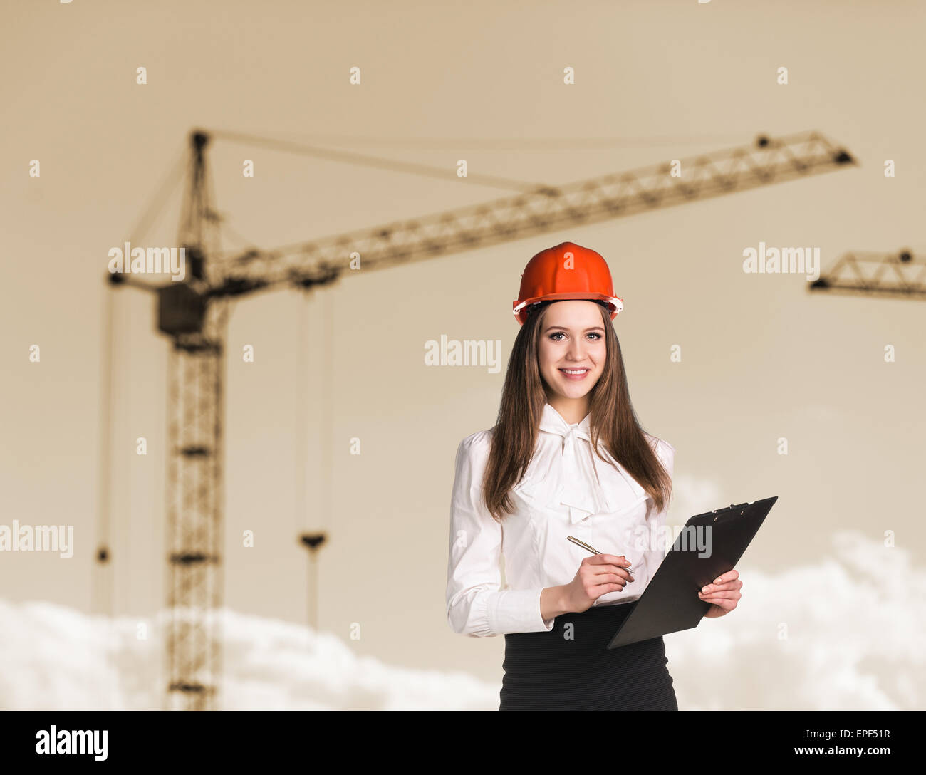 Lächelnde Frau Baumeister in Bauarbeiterhelm Stockfoto