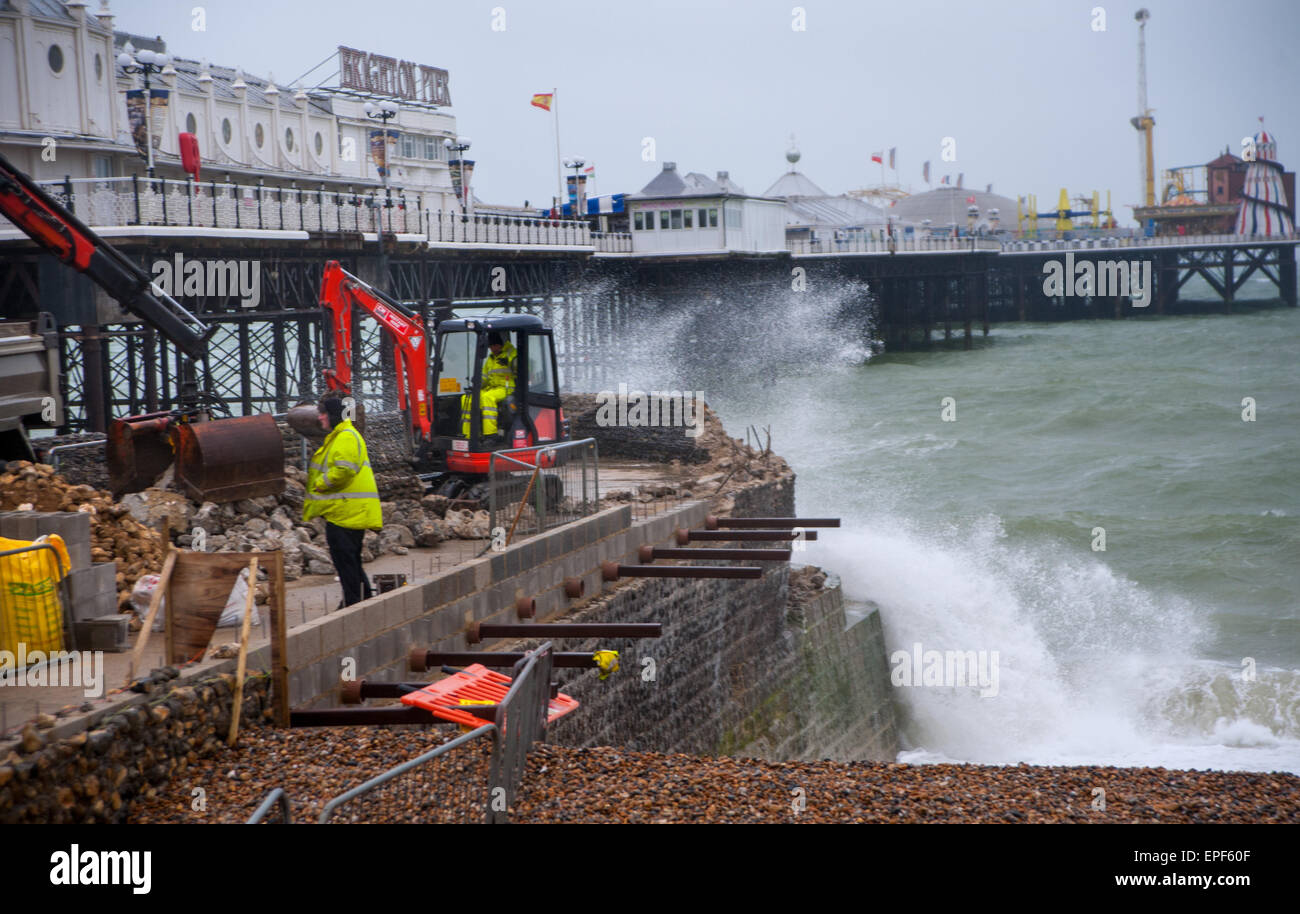 Brighton, UK. 18. Mai 2015. Kampf der Arbeiter gegen das raue Wetter als Wellen auf dem Meer Verteidigung Buhne, sie sind am Pier in Brighton Seafront Vormittag Credit Reparatur: Simon Dack/Alamy Live News Stockfoto