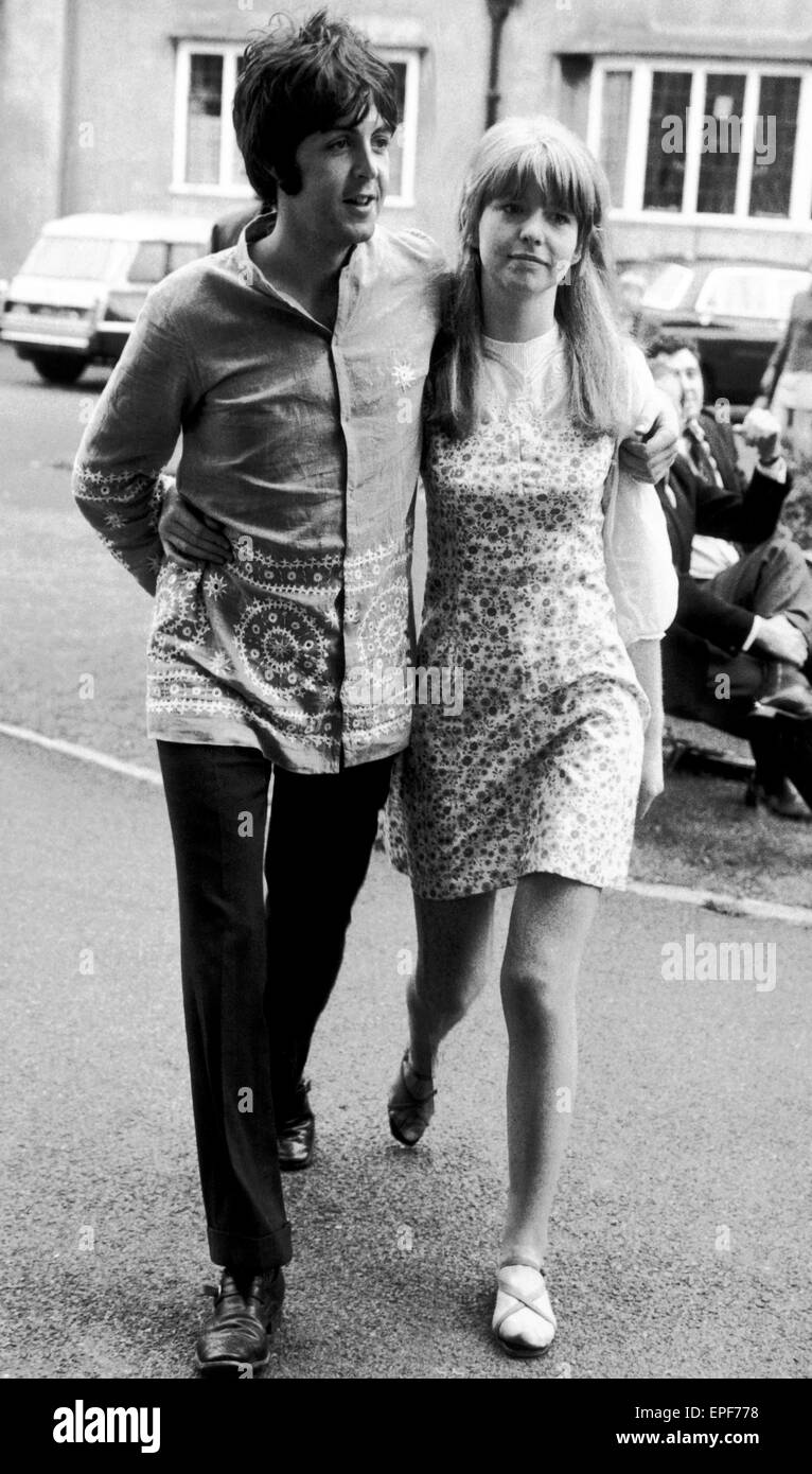 Paul McCartney & Jane Asher, Bangor, Nordwales, Sonntag, 27. August 1967.  In Wales zu Vortrag von Maharishi Mahesh Yogi. In der Begründung der Bangor Normal College abgebildet. Stockfoto