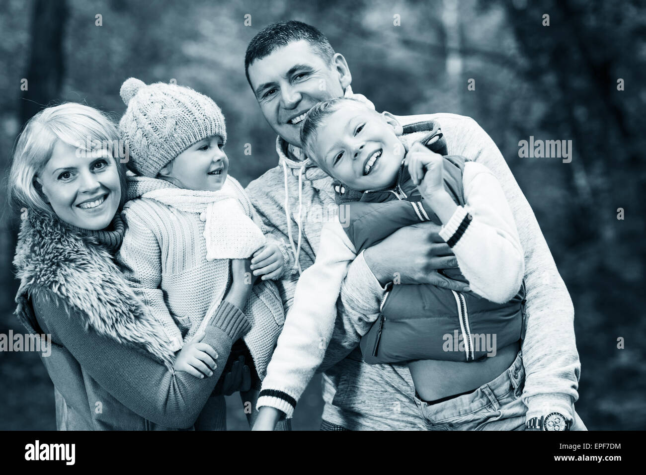 Familie im Herbst park Stockfoto