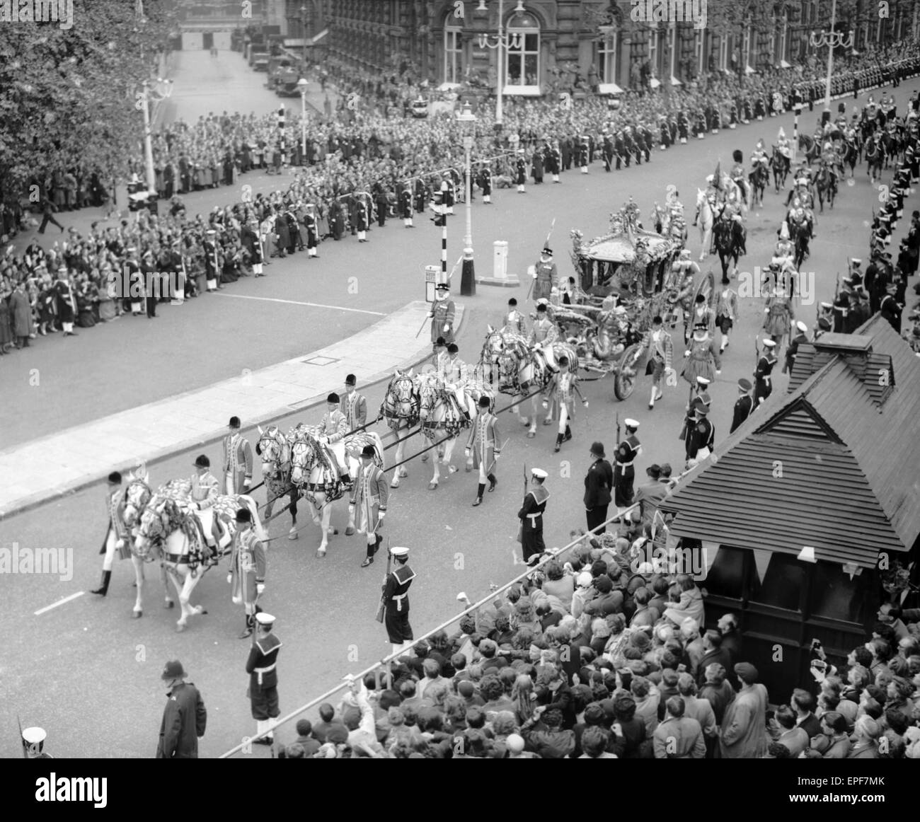 Die Königin und der Herzog von Edinburgh in den Gold Status Trainer in Northumberland Avenue wie sie Weg zur Westminster Abbey für ihre Krönung 2. Juni 1952 macht Stockfoto