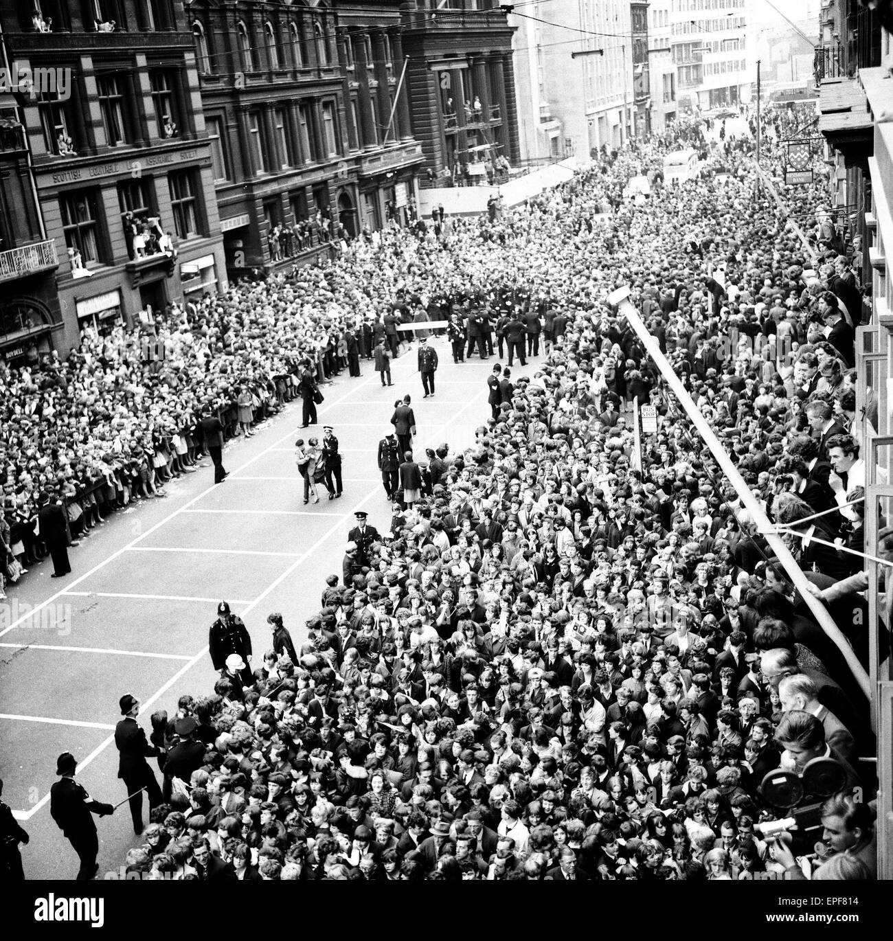 Polizei versucht, die Fans in den Straßen von Liverpool vor der Premiere von The Beatles-Film "A Hard Day Night" Steuern 10. Juli 1964. Stockfoto