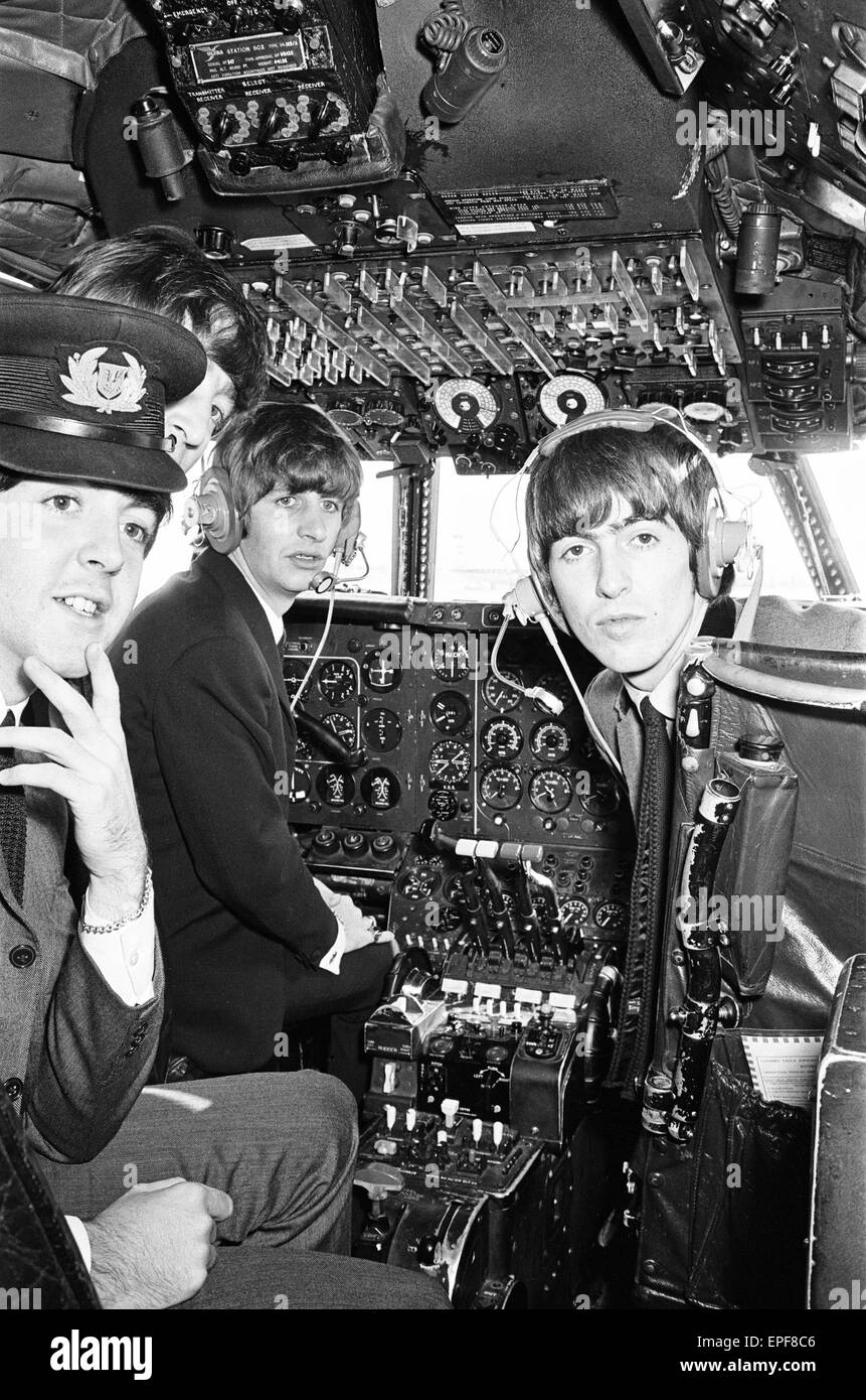Die Beatles in Liverpool für die Premiere von a Hard Day Night. Ringo Starr, George Harrison und Paul McCartney im Bild hier im Cockpit des Flugzeugs auf ihrem Flug nach Liverpool. 10. Juli 1964. Stockfoto