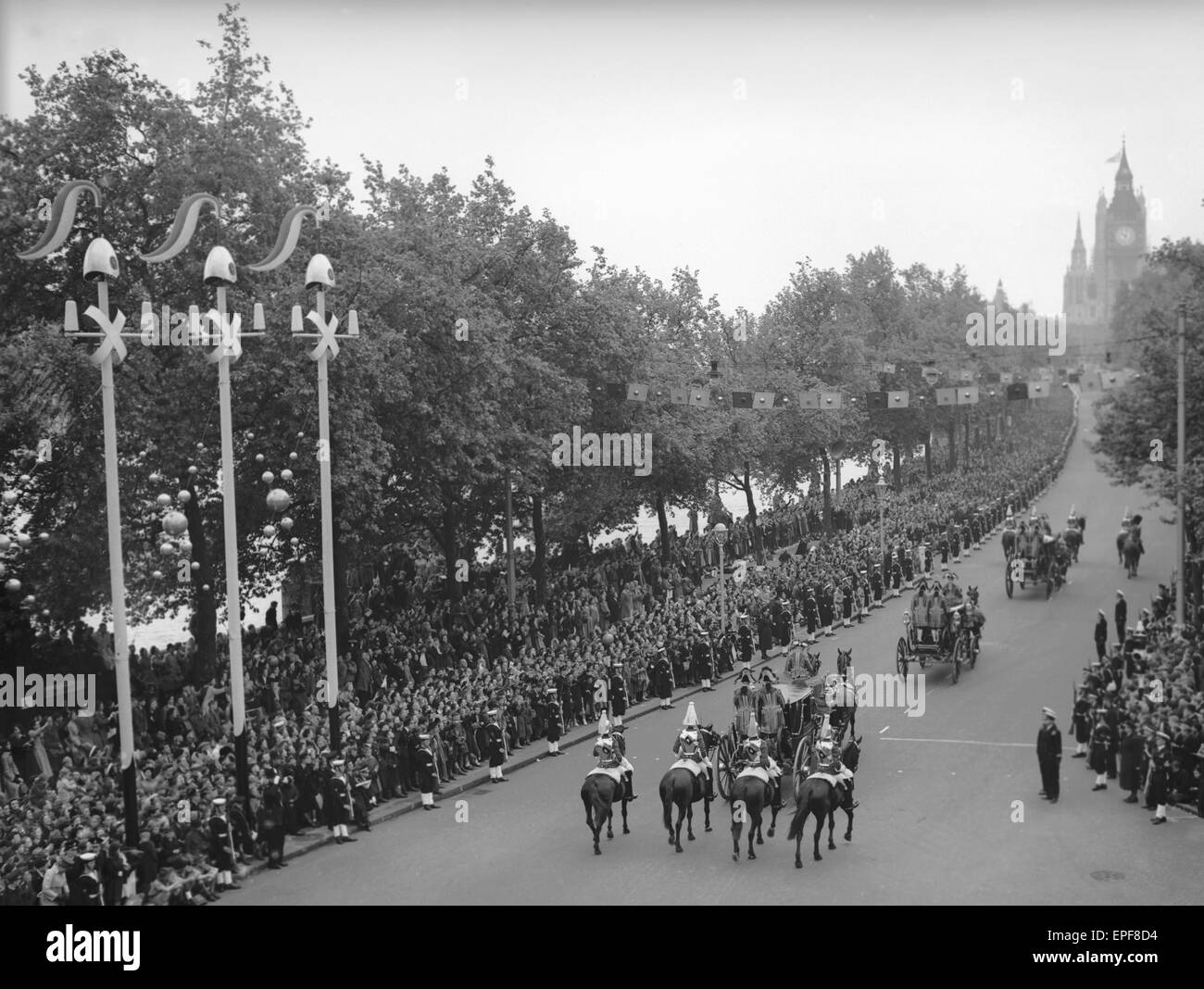 Die Beförderung Prozession von Prinzen und Prinzessinnen des Blutes Royal eskortiert von der NCO der Household Cavalry entlang Victoria Embankment zu Westminster Abbey für die Krönung von Queen Elizabeth 2. Juni 1953 Stockfoto