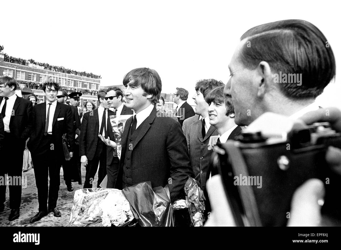 Die Beatles in Liverpool für die Premiere von a Hard Day Night. Ringo Starr, George Harrison und Paul McCartney im Bild hier im Cockpit des Flugzeugs auf ihrem Flug nach Liverpool. 10. Juli 1964. Stockfoto