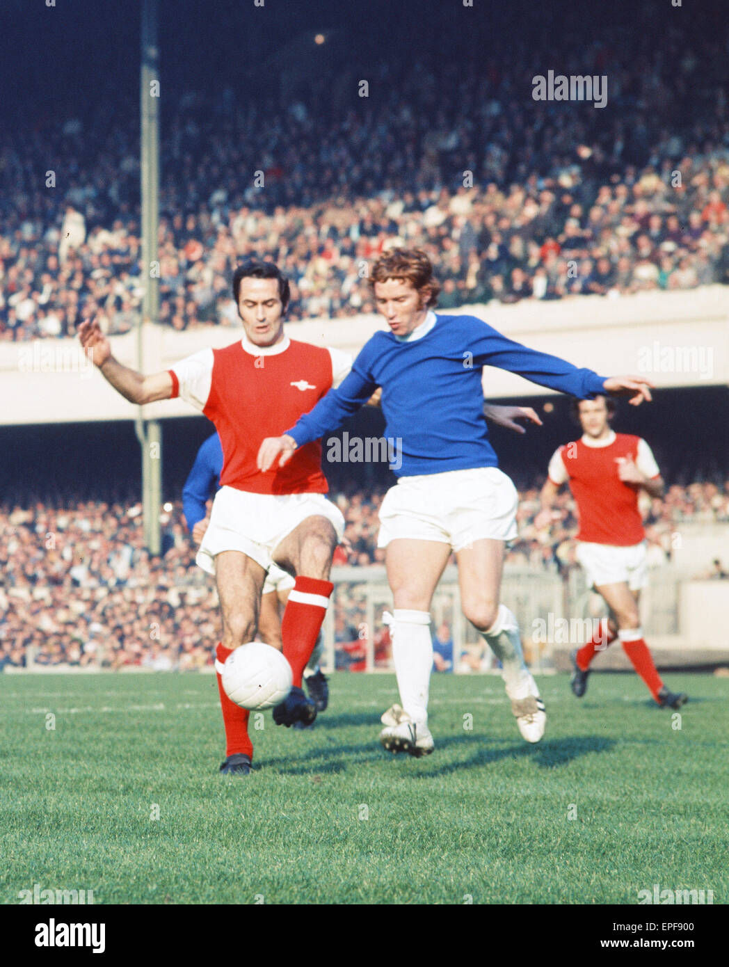 Arsenal Double Saison 1970-1971. Englische League Division One Spiel in Highbury. Arsenal 4 V Everton 0. Arsenals George Graham kämpft um den Ball mit Alan Ball des FC Everton. 17. Oktober 1970. Stockfoto