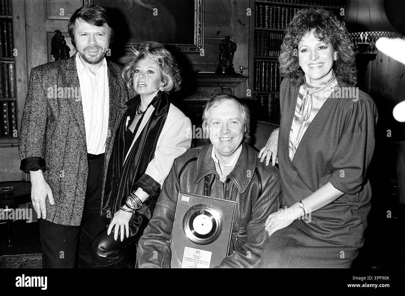 Tim RIce, Bjorn Ulvaeus, Barbara Dickson und Elaine Page im Bild bei der Präsentation der Silberscheibe für ihre Nr. 1-Hit "Ich kenne ihn So gut". Stockfoto