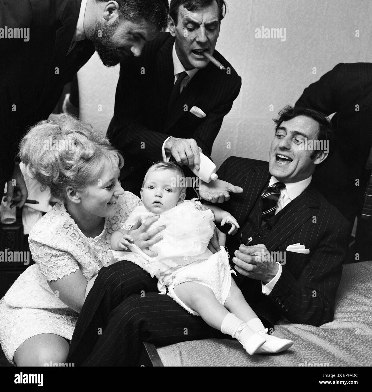 Es war ein Tag für die Taufe des 7 Monate alten Kathleen Donohue Shepperton Pfarrkirche. Harry Corbett war der Pate und Julie Foster seinen Co-Star in dem Film "The Binnenschiffer" war die Patin. Eric Sykes war dort auch als Freund der Familie. Wenn Stockfoto