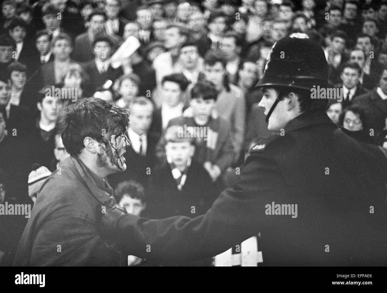 Manchester United gegen Manchester City, League-Spiel im Old Trafford, Mittwoch, 27. März 1968. Endstand: Man Utd 1-3 Manchester City.  Menge Ärger beim Spiel. Stockfoto