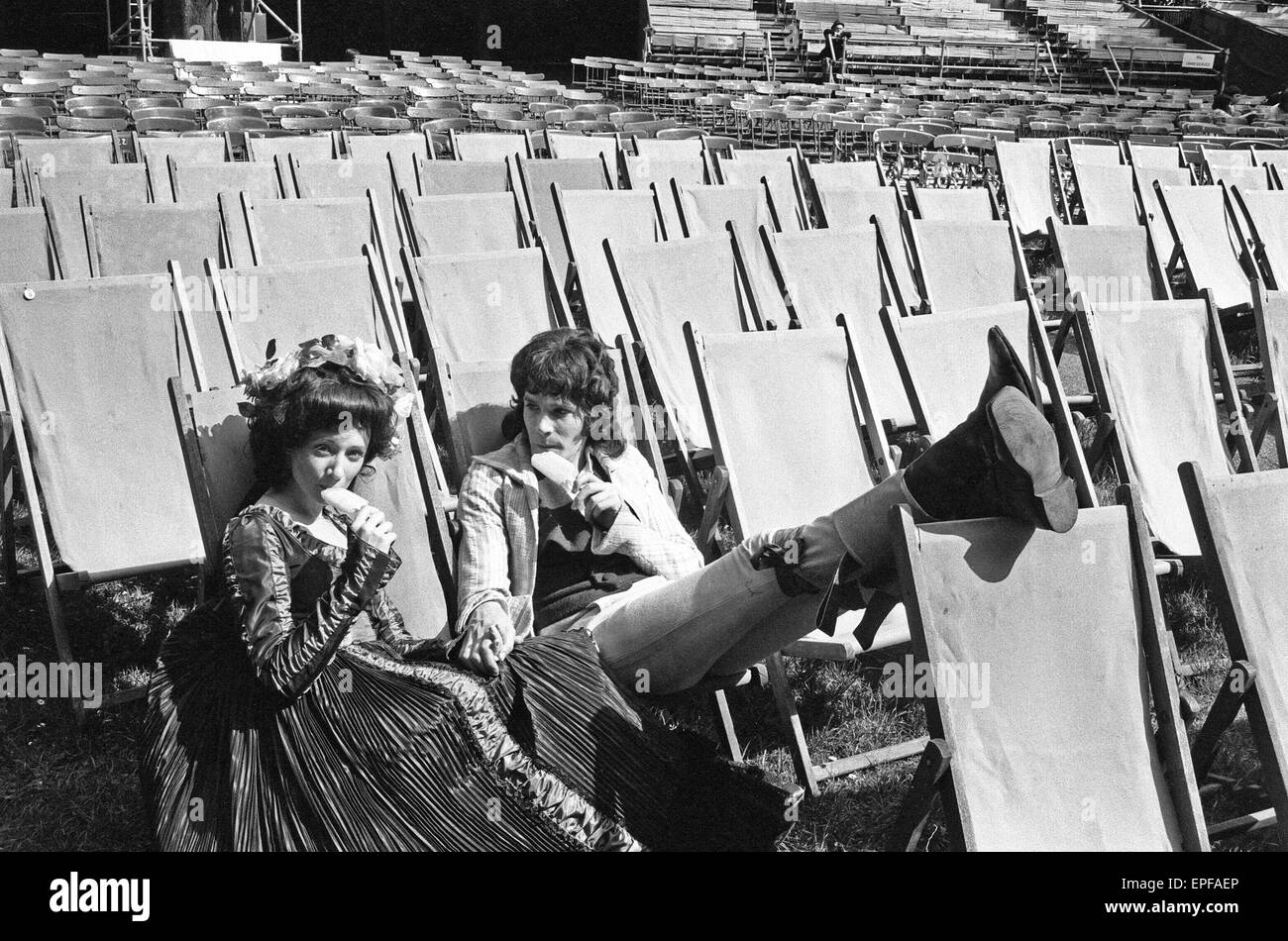 Produktion der berühmten Shakespeare Tragödie Romeo und Julia statt am Regent Park Open Air Theatre starring Marilyn Taylersen und Hugh Ross.  1. Juni 1971. Stockfoto