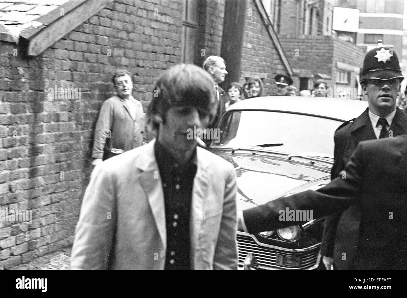 Premiere von 'A Hard Day Night', Menschenmassen Gather The Beatles vor dem Start des Northern premier in Liverpool erblicken. Ringo Starr hier abgebildet, rauchte eine Zigarette nach dem Verlassen des Autos. 10. Juli 1964. Stockfoto