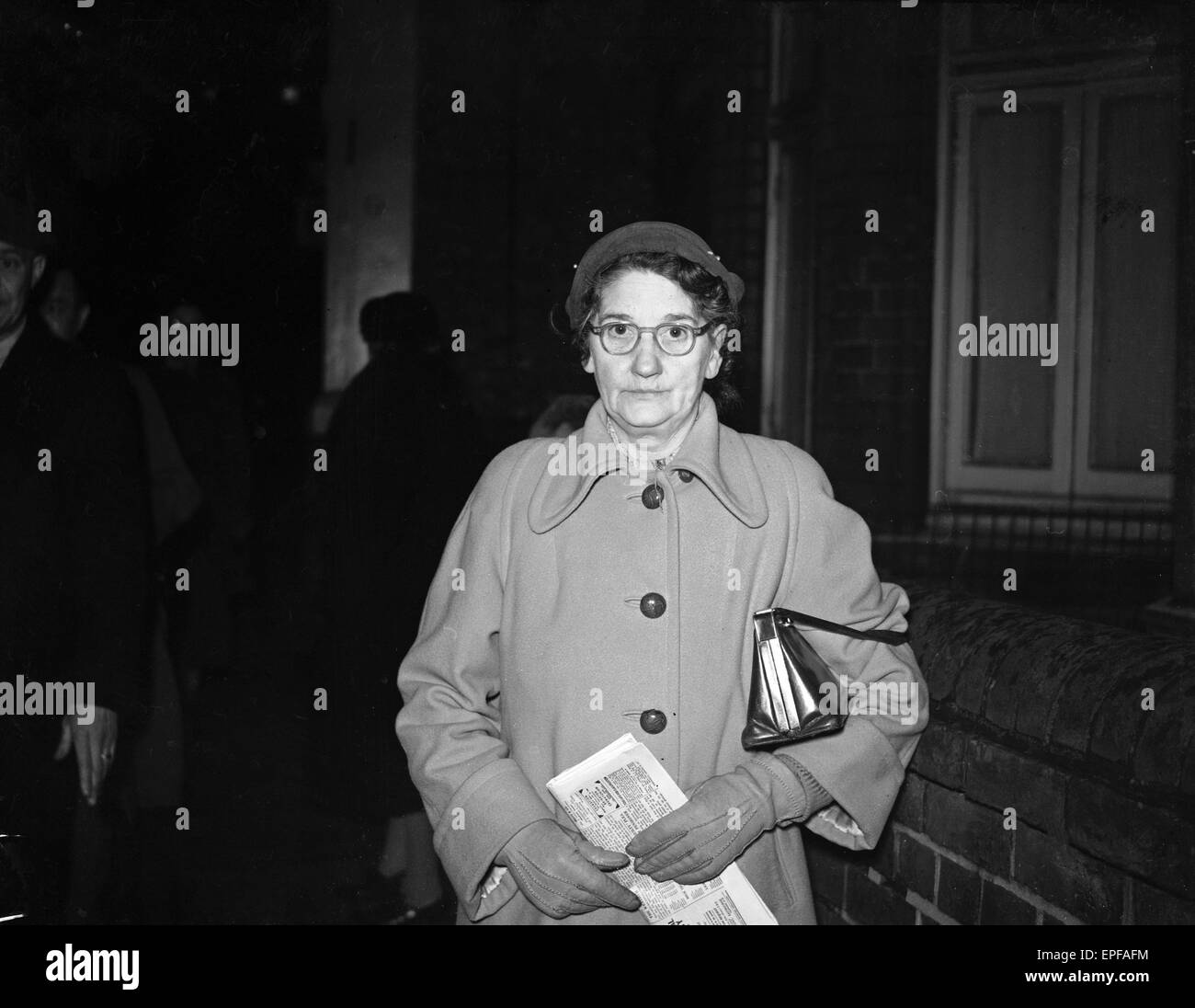 Abgebildet ist Krankenschwester Stronach, deren Beweise gegen Dr John Bodkin Adams durch den Verteidiger unterlaufen war. 16. Januar 1957 Stockfoto