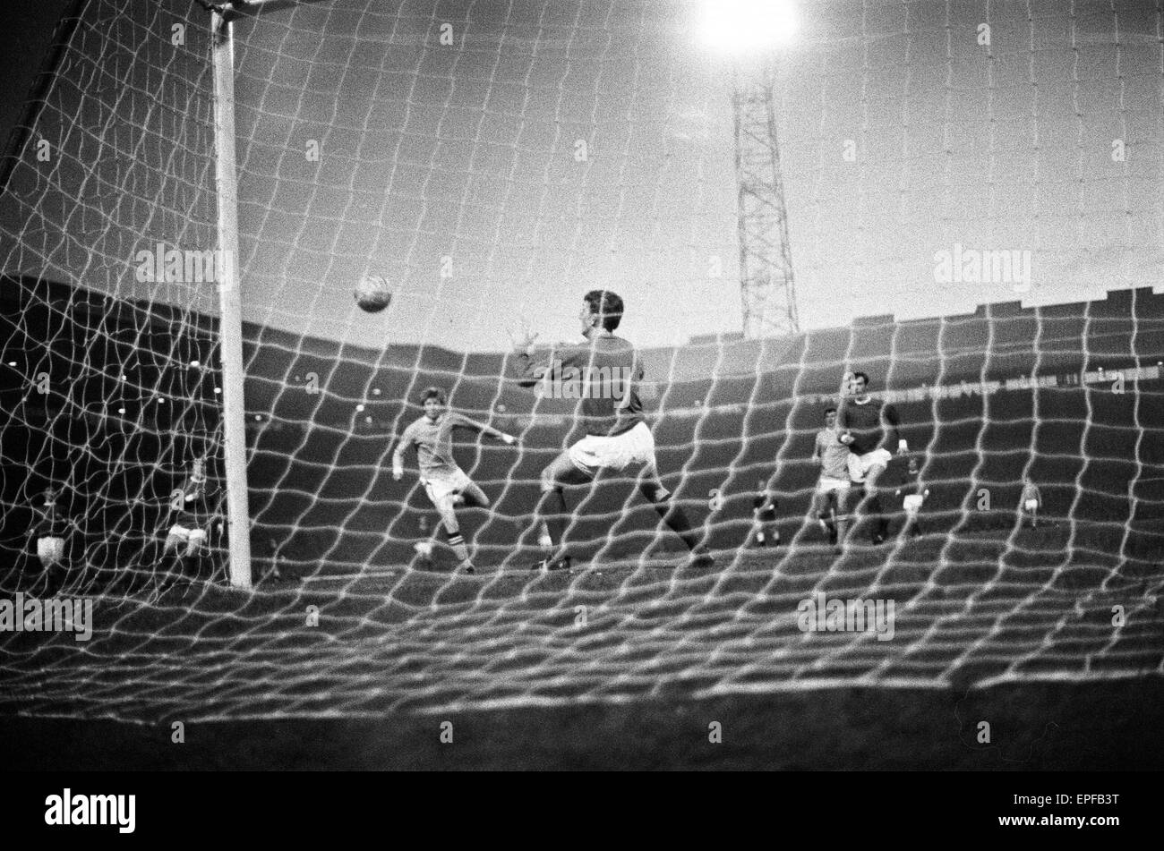 Manchester United gegen Manchester City, League-Spiel im Old Trafford, Mittwoch, 27. März 1968. Endstand: Man Utd 1-3 Manchester City.  Manchester City Tor Stockfoto