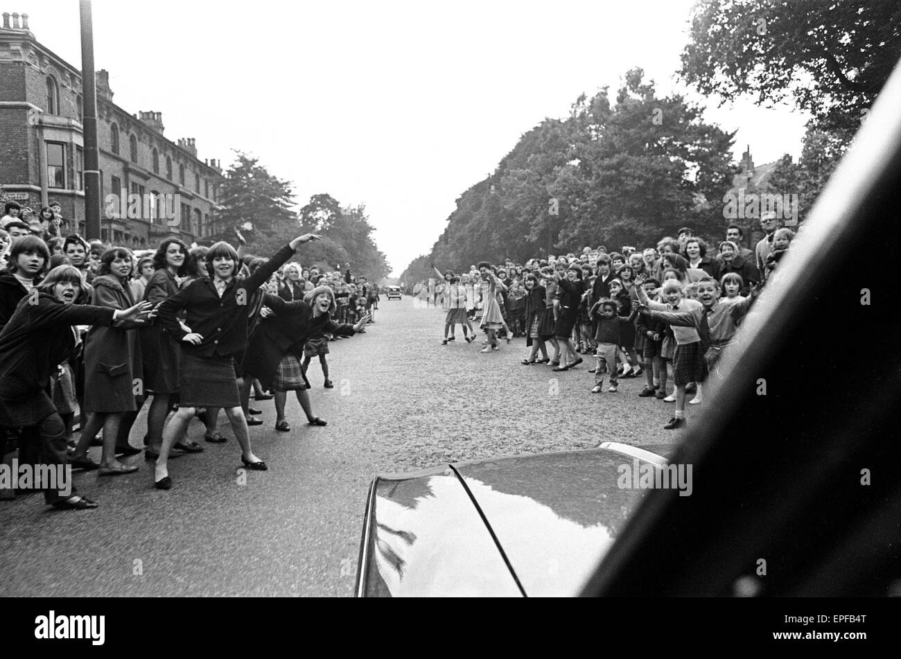 Premiere von 'A Hard Day Night', Menschenmassen Gather The Beatles vor dem Start des Northern premier in Liverpool erblicken. 10. Juli 1964. Stockfoto