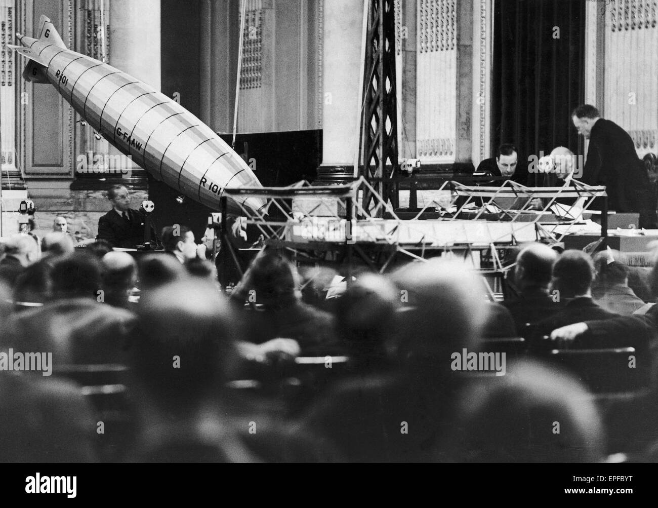 Ein Modell der R101 in einem Winkel von 45 Grad als Ingenieur J Harry Leech Zeugenaussage am Hof der Anfrage in der R101 Luftschiff stürzt hier sehen.  1. November 1930 Stockfoto