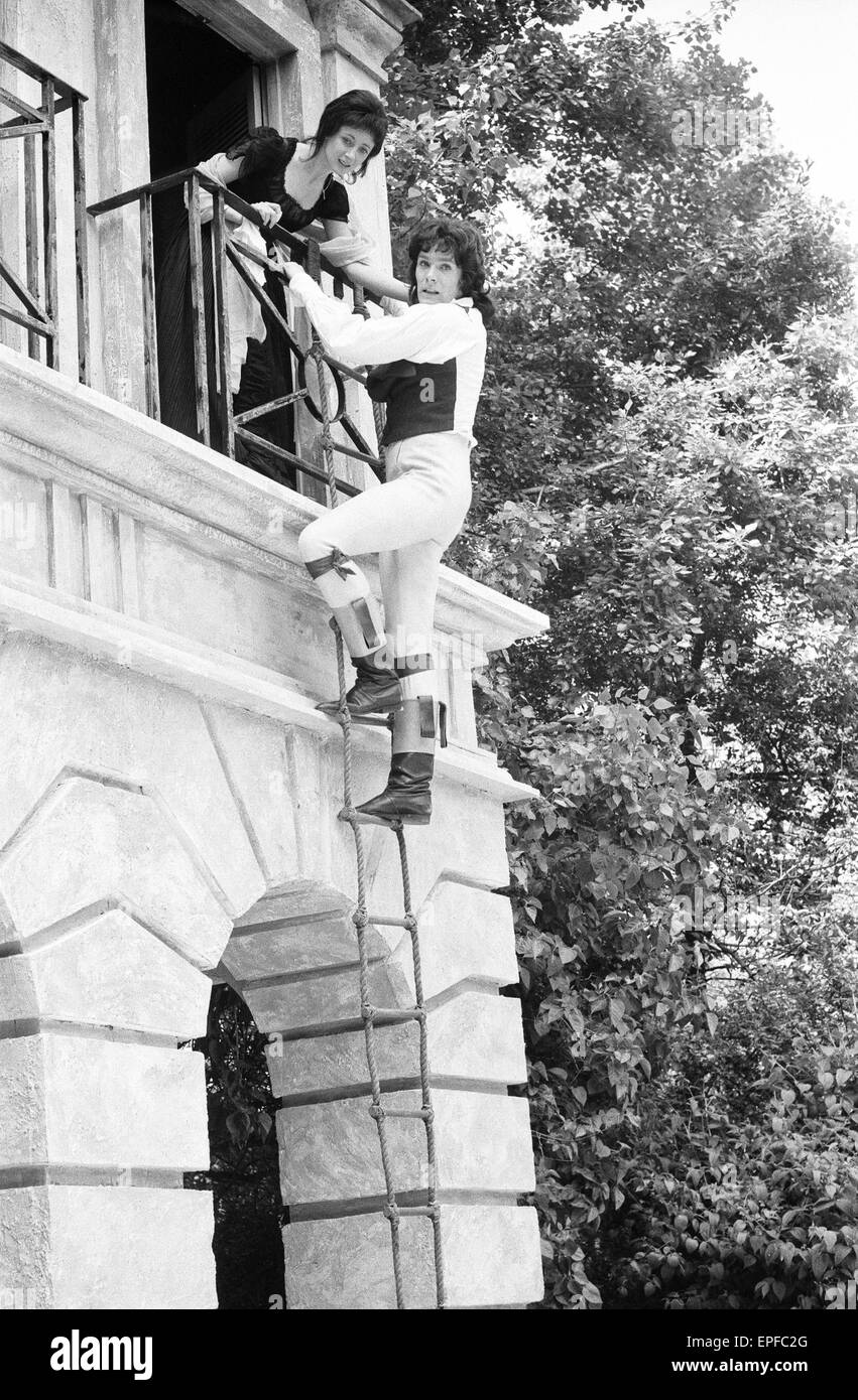 Produktion der berühmten Shakespeare Tragödie Romeo und Julia statt am Regent Park Open Air Theatre starring Marilyn Taylersen und Hugh Ross.  1. Juni 1971. Stockfoto