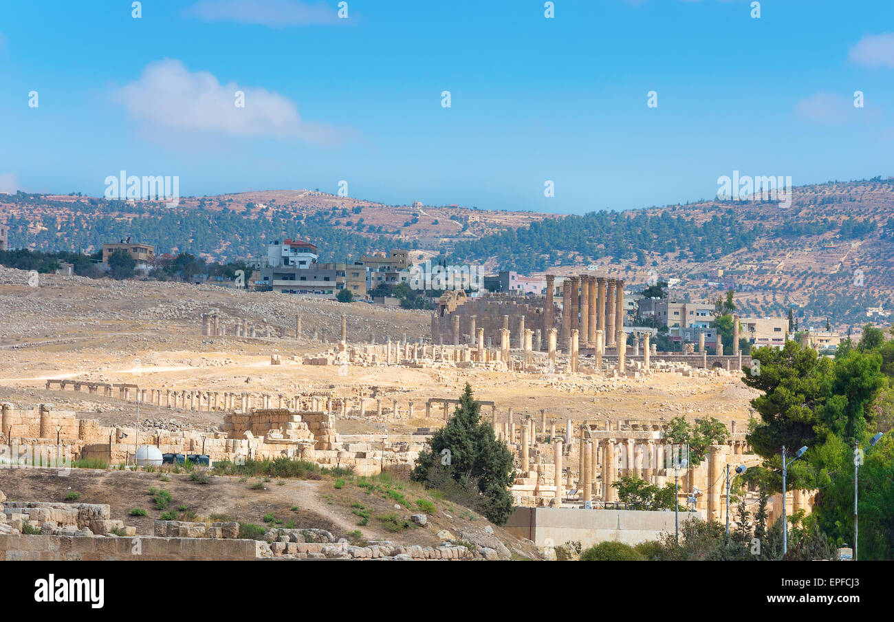 Blick auf die antiken Ruinen von Jerash Jordanien mit modernen Stadt im Hintergrund Stockfoto
