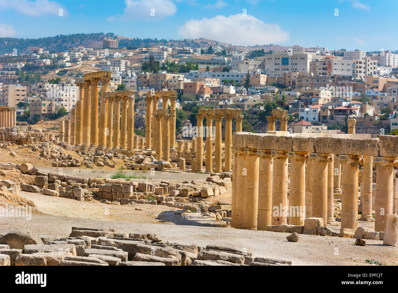 Ruinen von Jerash Jordanien mit Blick auf die moderne Stadt Stockfoto