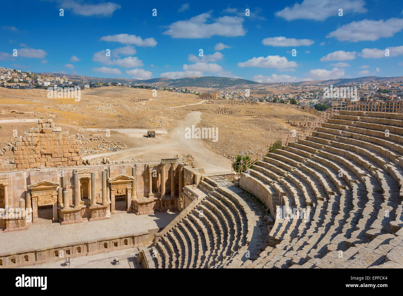 Ruinen von Jerash Jordanien Süd Theater und Blick auf moderne Stadt Stockfoto