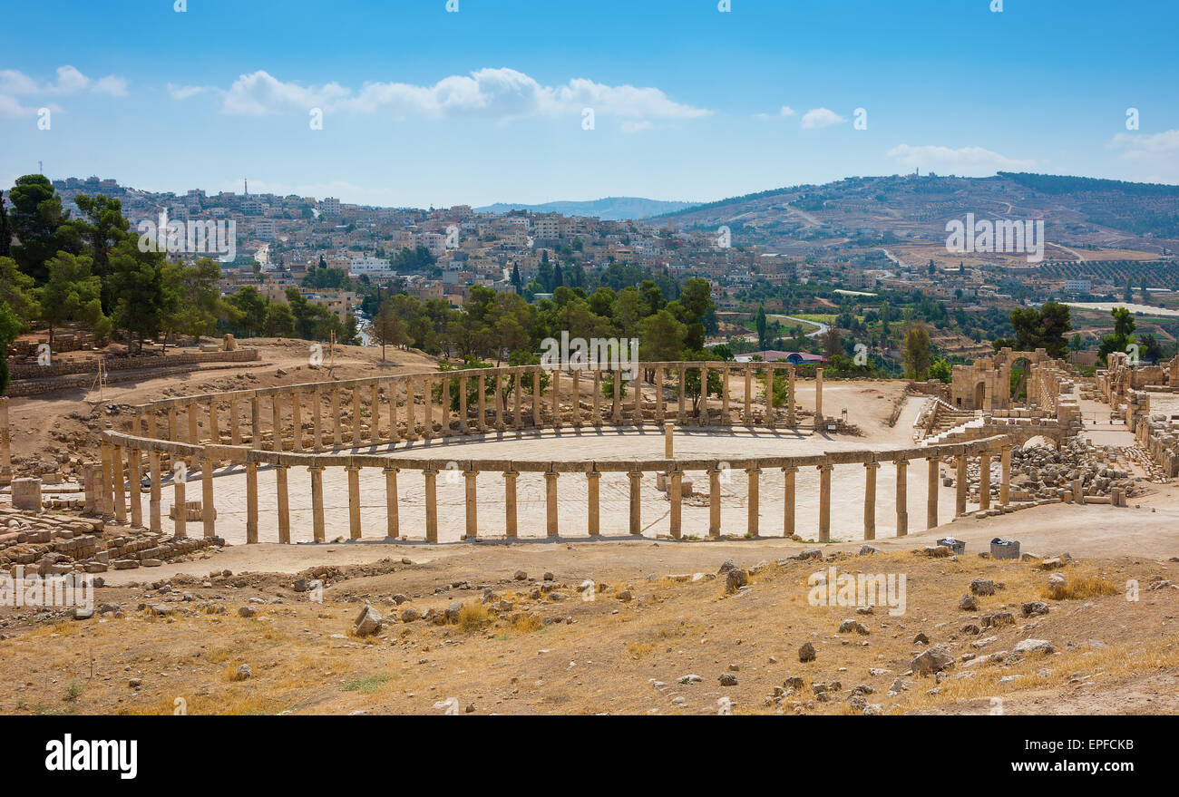 Ruinen des Forum Cardo bei Jerash Jordan mit Blick auf die moderne Stadt Stockfoto