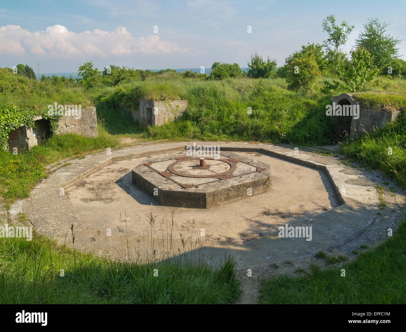 Deutsche WW2 Beton Blockhaus Pistole Plätz 'Mont Canisy Battery' Benerville-Sur-Mer, Normandie, Frankreich Stockfoto