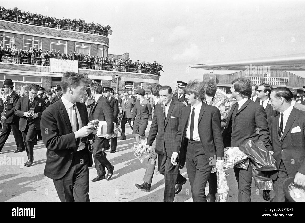 Die Beatles in Liverpool für die Premiere von a Hard Day Night. John Lennon, George Harrison und Ringo Starr abgebildete verlassen des Flughafens nach ihrem Flug in Liverpool. Fans und Fotografen zu begrüßen. 10. Juli 1964. Stockfoto
