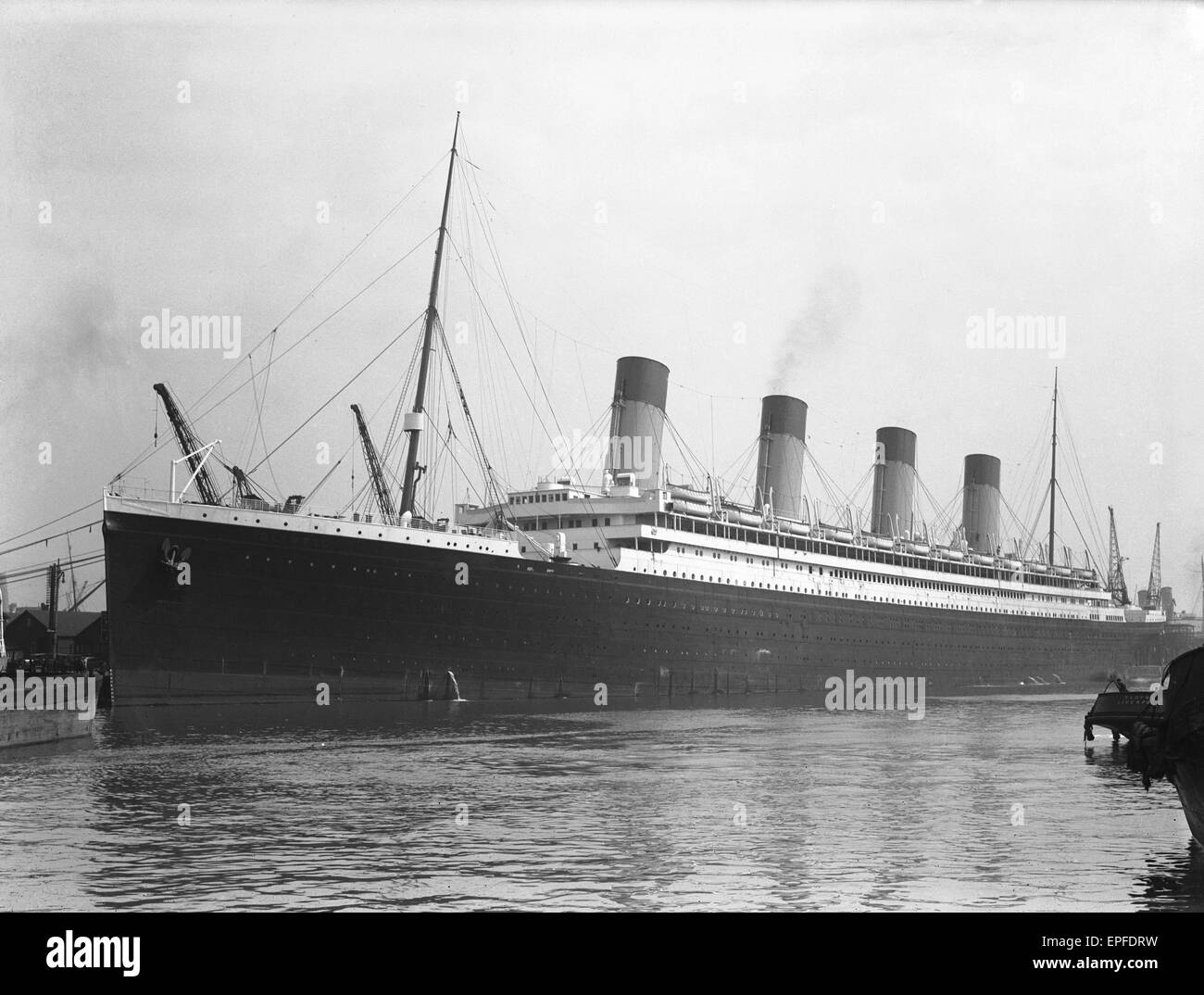 White Star Line Liner RMS Olympic, Sistership der Ill dockt Schicksal Titanic gesehen hier in Southampton für ihre jährlichen Refit ca. November 1932 Stockfoto