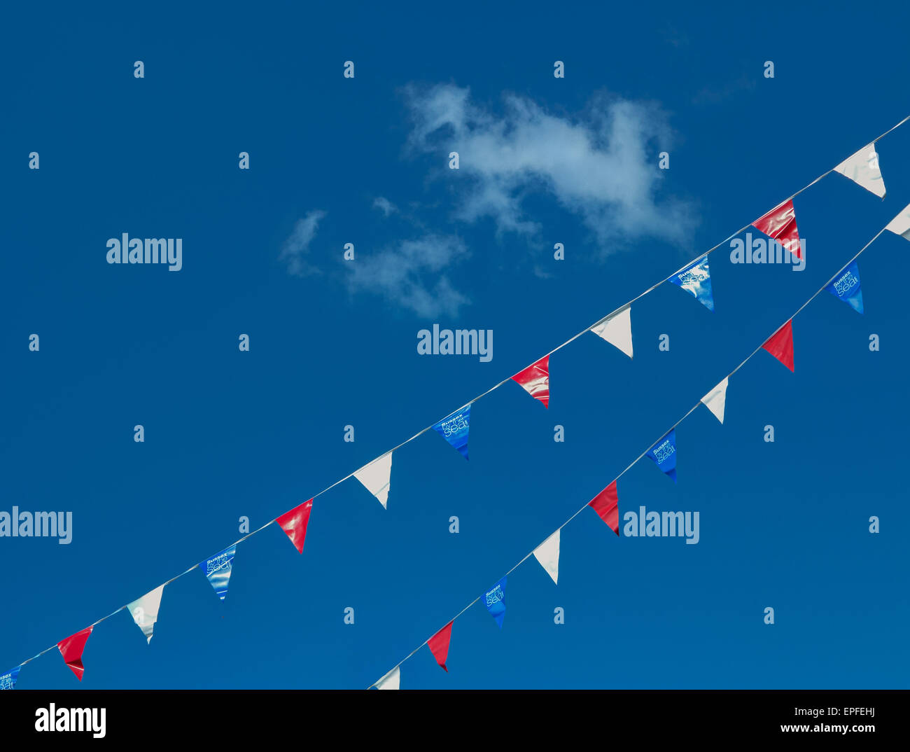 Roten, weißen und blauen Bunting gegen blauen Himmel Stockfoto