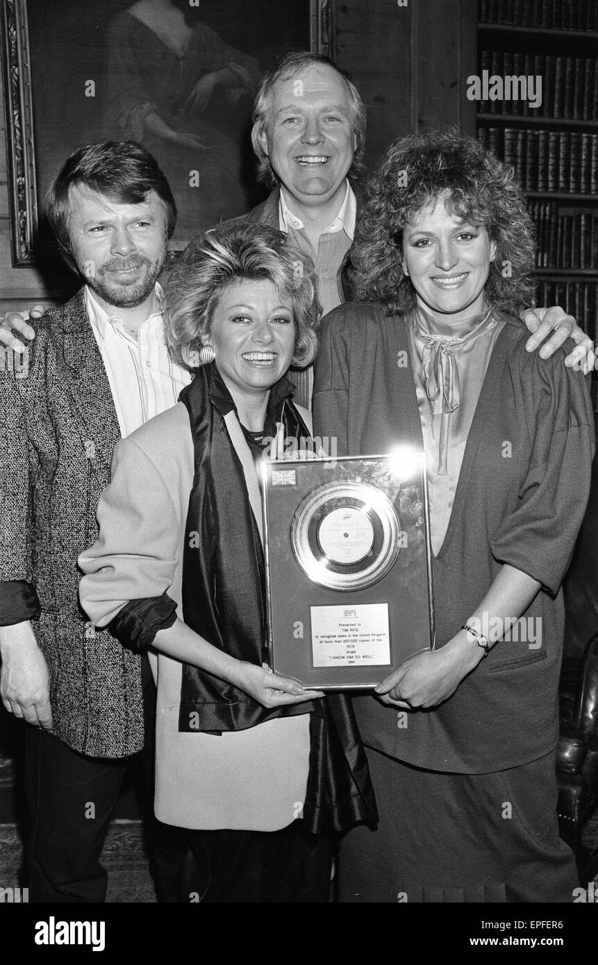 Tim RIce, Bjorn Ulvaeus, Barbara Dickson und Elaine Page im Bild bei der Präsentation der Silberscheibe für ihre Nr. 1-Hit "Ich kenne ihn So gut". 7. Februar 1985. Stockfoto