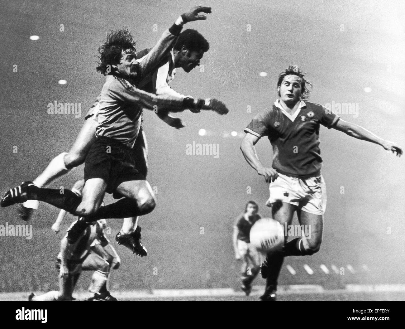 European Cup Gewinner Cup Viertel Rückspiel Spiel im Old Trafford. Manchester United 5 V FC Porto 2. (Porto gewinnen 6-5 auf Aggregat). Aktion während des Spiels. 2. November 1977. Stockfoto