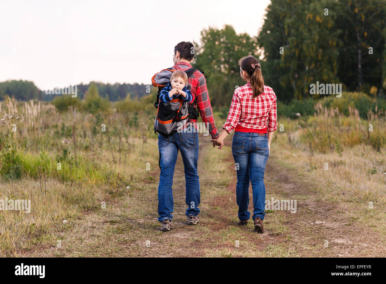 Baby Boy in Rucksack Stockfoto