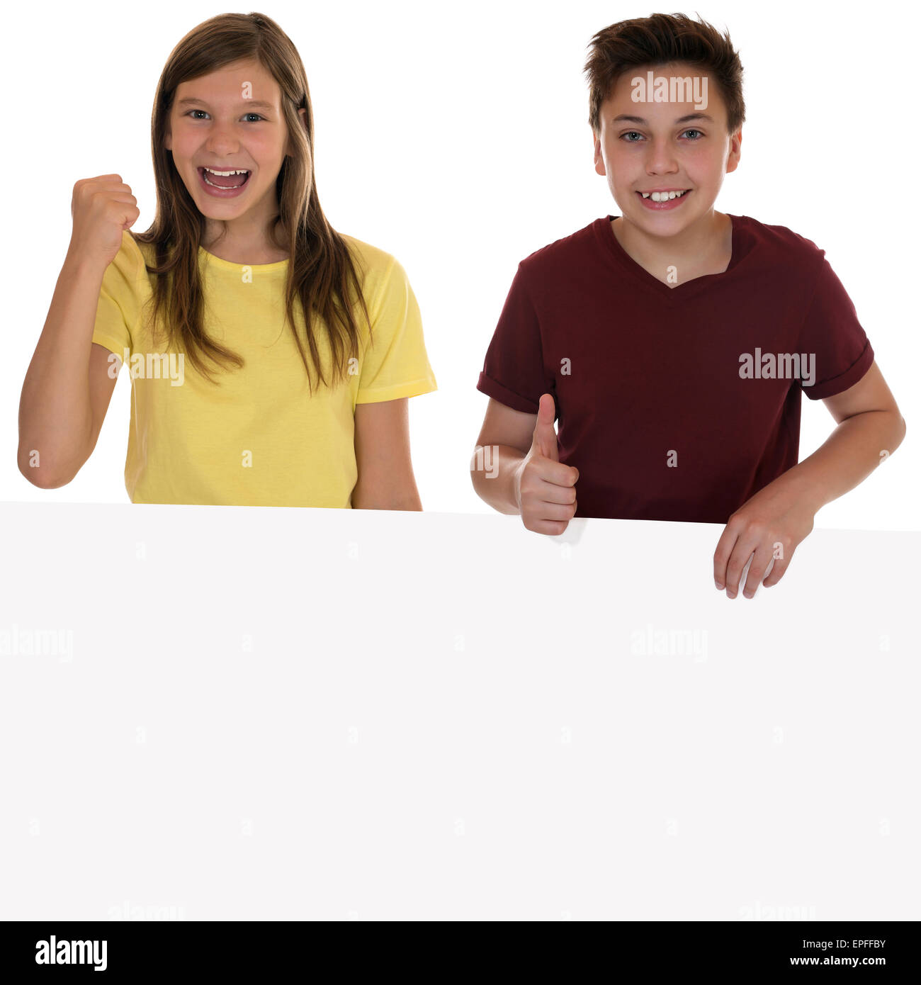 Lachende Kinder Mit Leerem Plakat Und Textfreiraum Zeigen Daumen hoch Stockfoto