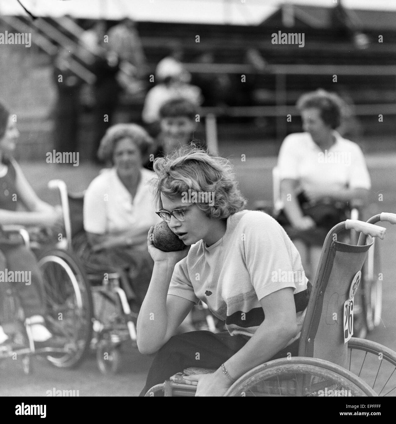 Paralympische Athleten Training in Stoke Mandeville, beobachtet von Patienten vor den Paralympics 1964 in Tokio stattfinden wird im Bild 22. Juli 1964. Stockfoto