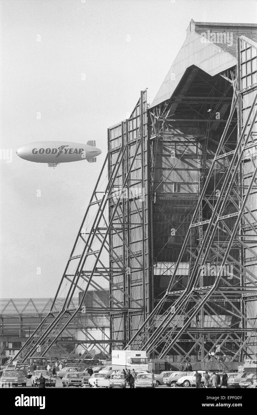 Das Goodyear-Luftschiff Europa gesehen hier fliegen vorbei an den riesigen R101 Schuppen an RAF Cardington ehemals königlichen Luftschiff Werke, Bedfordshire. 8. März 1972 Stockfoto