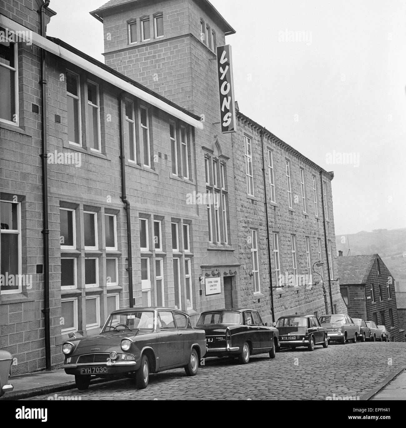 Lyons Touren in Colne, in der Nähe von Burnley, Lancashire gecharterte Fähre eine DC-4, die in der Nähe von Perpignan in Südfrankreich am 3. Juni 1967 abgestürzt. Eine Douglas DC-4 registriert G-APYK auf einer nicht geplanten Charter Flug zwischen Manston Airport in Kent, England und Flughafen Perpignan in Frankreich schlug den Canigou in Frankreich alle töten 88 an Bord. Ursache des Unfalls war entschlossen, Kohlenmonoxid Vergiftung der Flugbesatzung aufgrund eines defekten Innenraumheizung zu sein Stockfoto