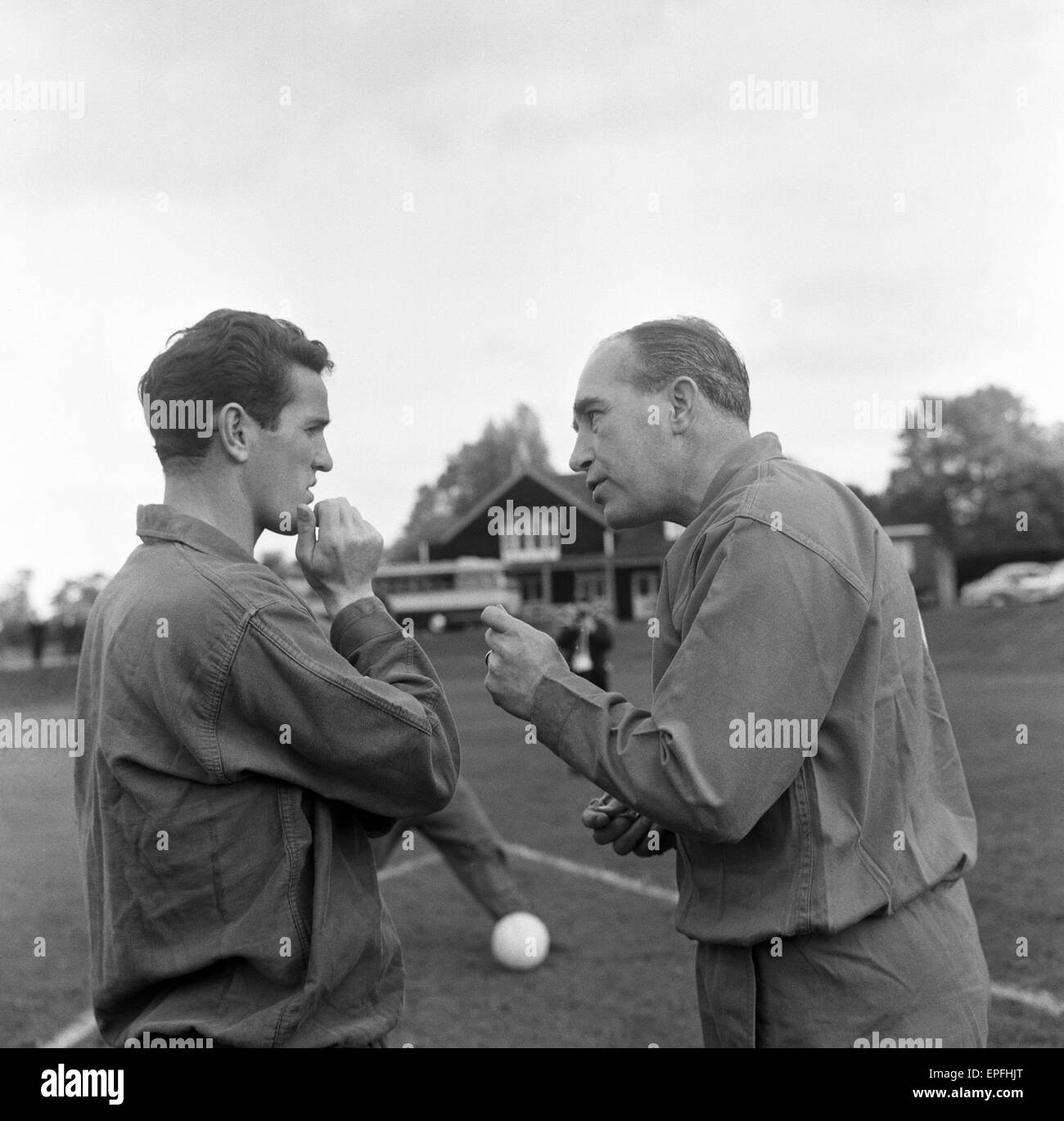 England, 21. Oktober 1963. Ausbildung am Roehampton. England-Manager Alf Ramsey mit Southampton Rechtsaußen Terry Paine. Stockfoto