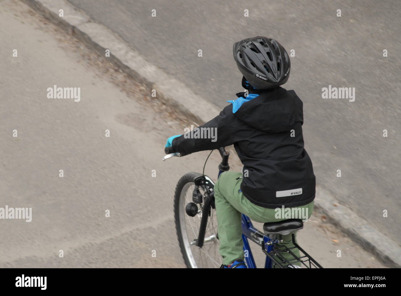 Kind mit dem Fahrrad in einer Straße der Stadt. Stockfoto