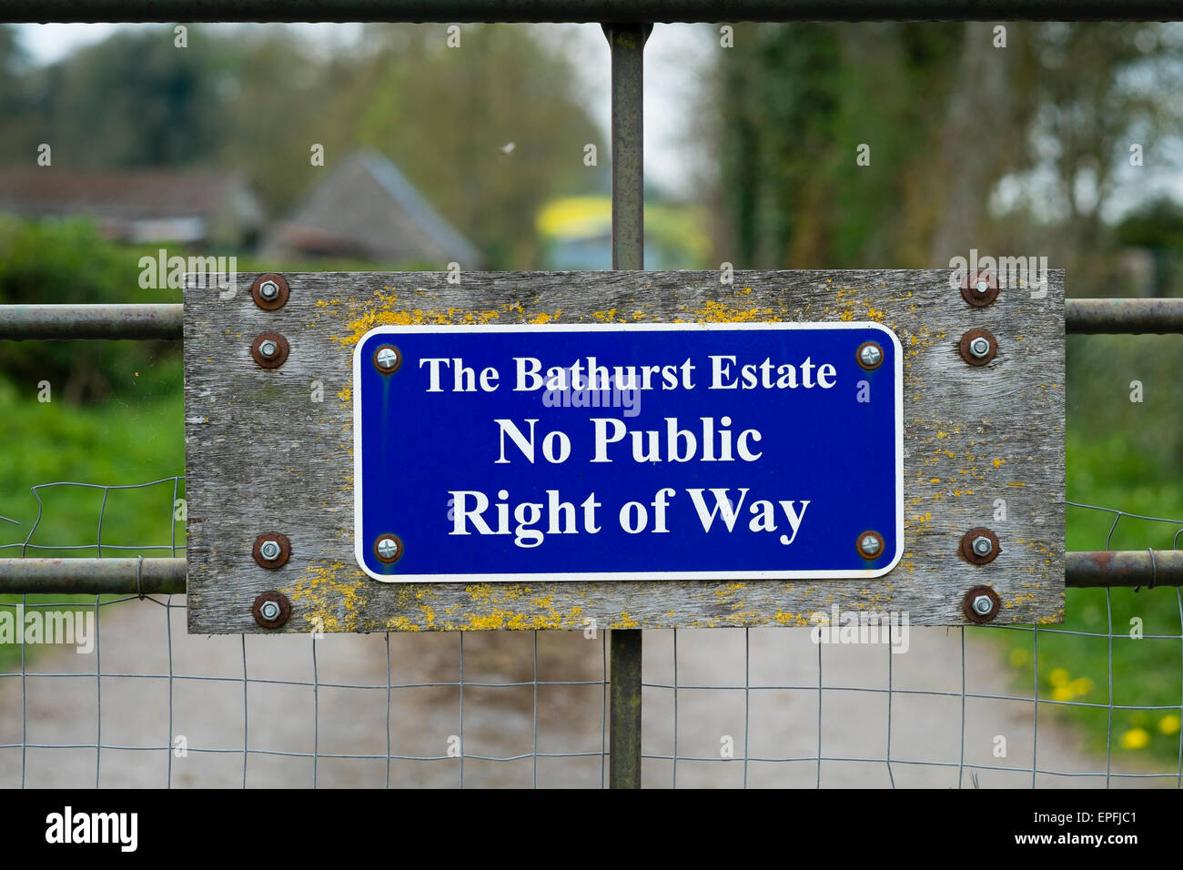 Zugriff auf die Landschaft: ein Zeichen für die Bathhurst Estate - keine öffentlichen Weg am Stadtrand von Cirencester, Gloucestershire, England UK Stockfoto