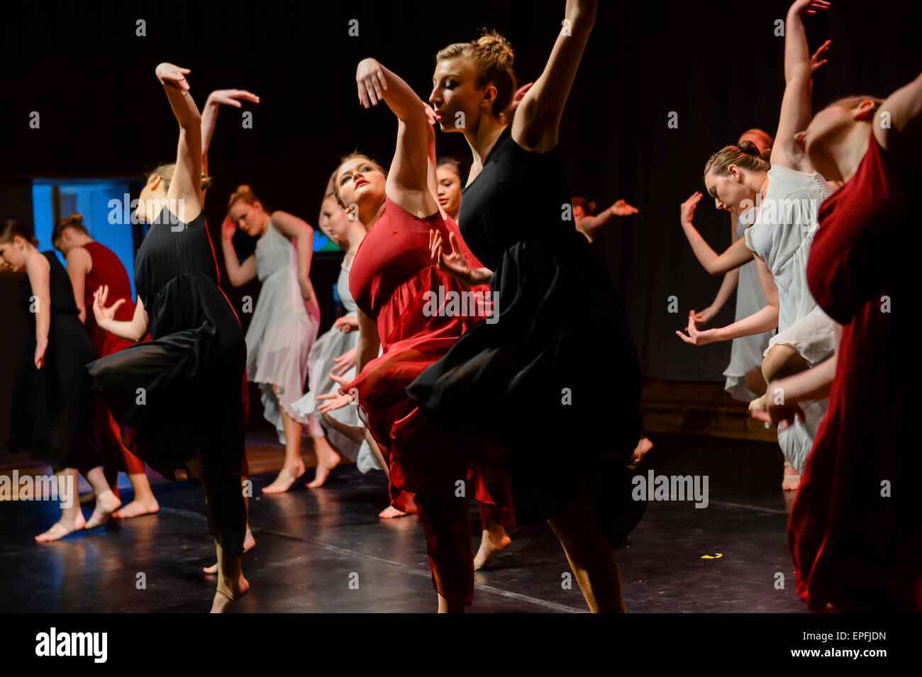 Tänzer: Gruppen von Waliser Universität Studentinnen im Wettbewerb mit einem Inter College Tanzwettbewerb im Kunstzentrum Aberystwyth, Wales UK Stockfoto