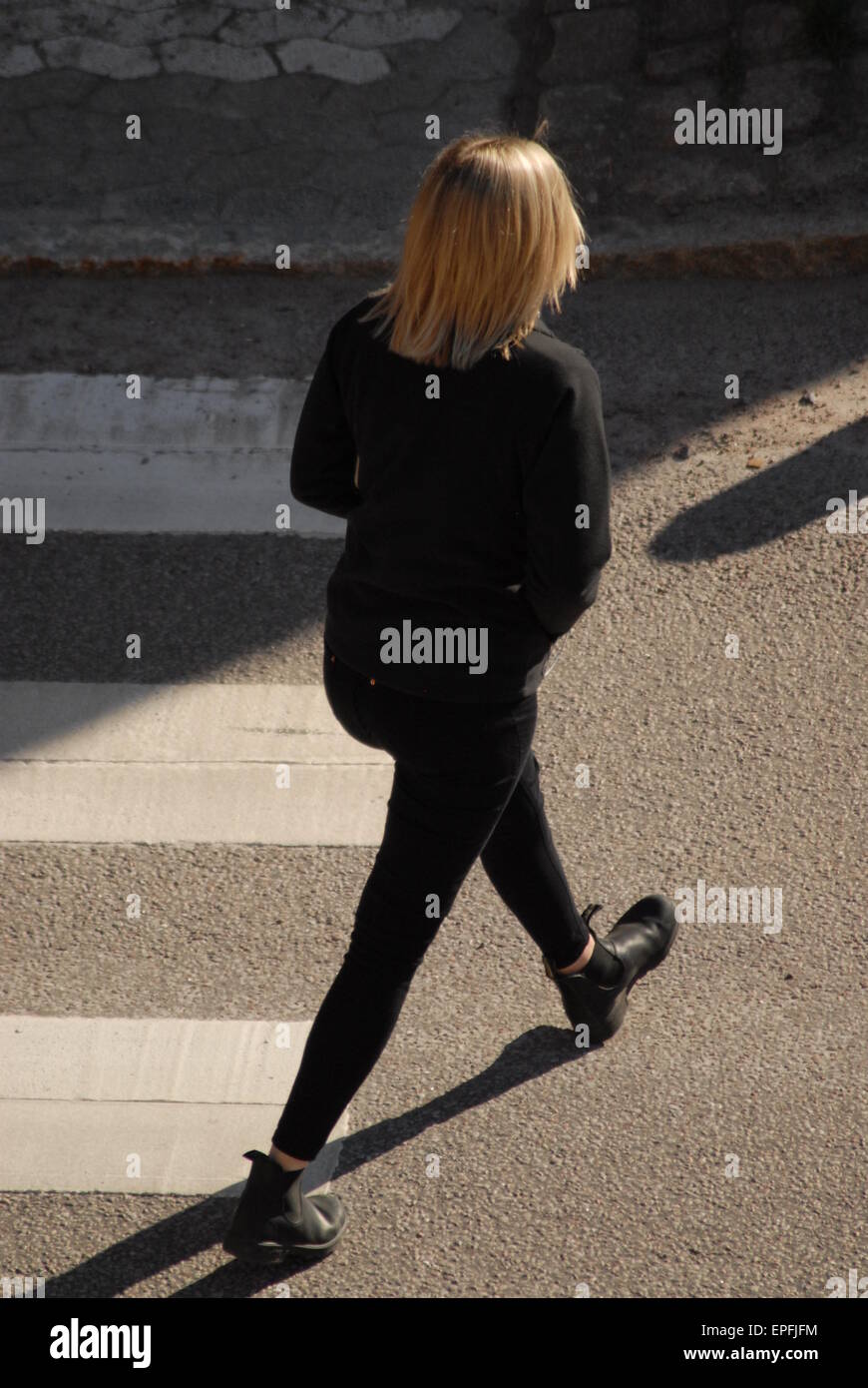 Frau Kreuzung Straße. Stockfoto