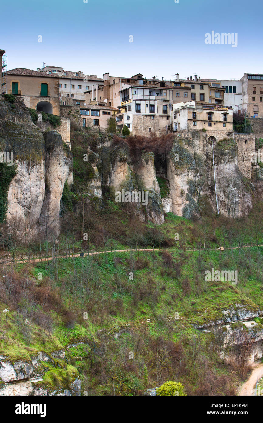 Blick über die Schlucht, die Altstadt von Cuenca in Kastilien-La Mancha, Spanien. Stockfoto